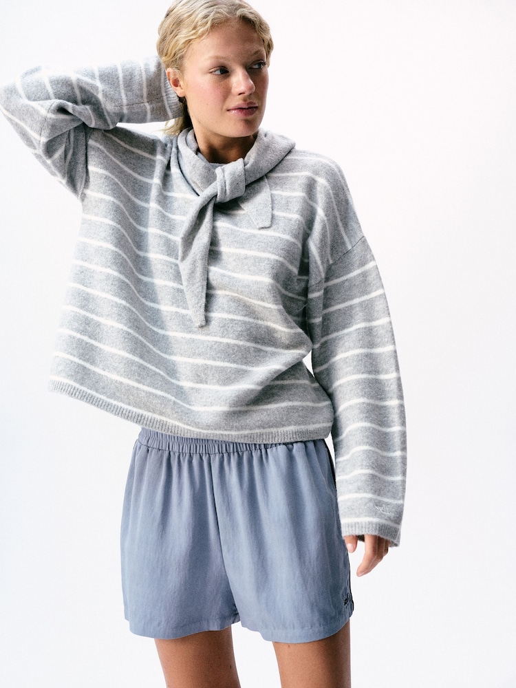 В серую полоску - self. Knitted Jumper with Removable Scarf - Изображение 1 4 В серую полоску - self. Knitted Jumper with Removable Scarf - Изображение 1 4