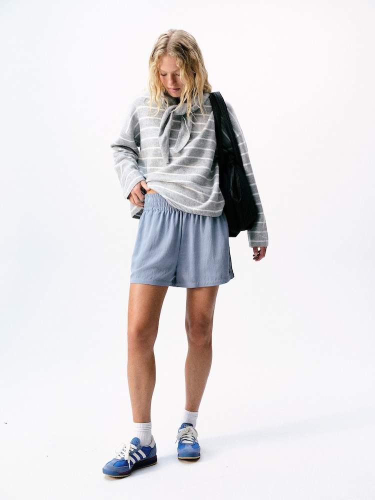 В серую полоску - self. Knitted Jumper with Removable Scarf - Изображение 2 4 В серую полоску - self. Knitted Jumper with Removable Scarf - Изображение 2 4
