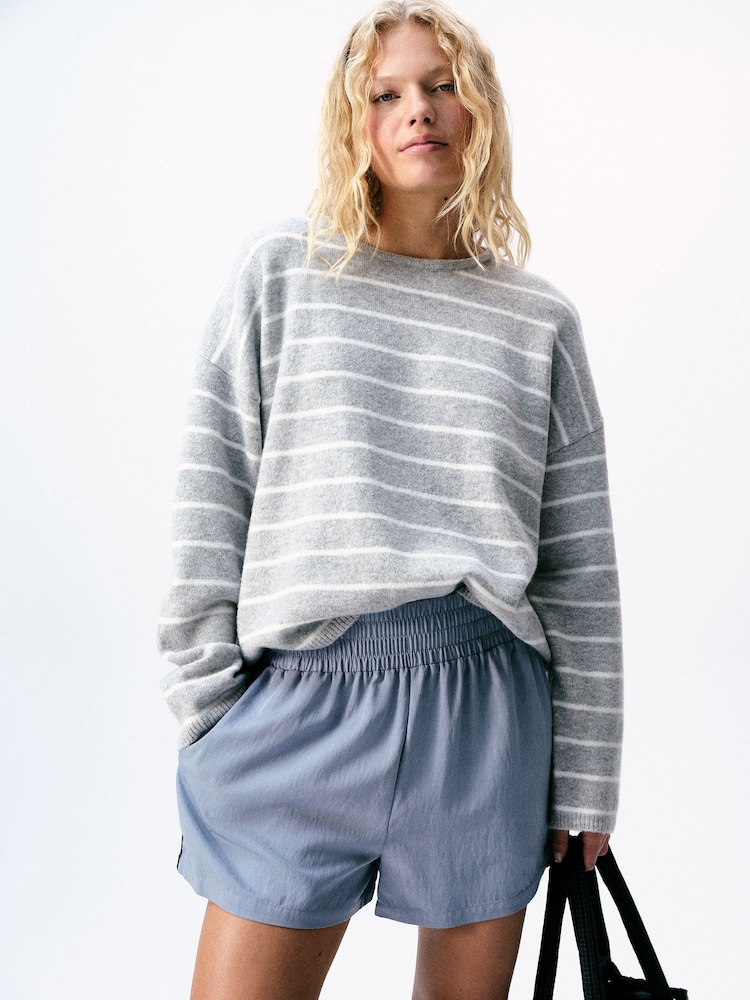 В серую полоску - self. Knitted Jumper with Removable Scarf - Изображение 4 4 В серую полоску - self. Knitted Jumper with Removable Scarf - Изображение 4 4