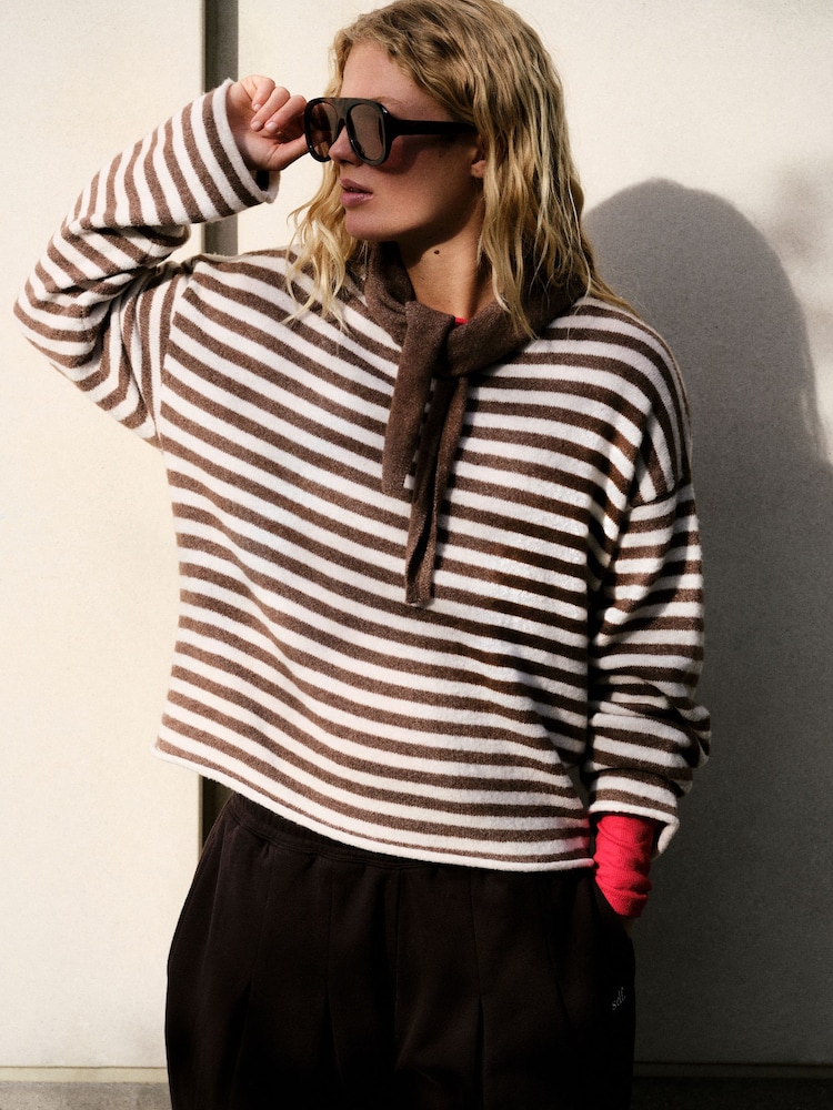 Шоколадно-коричневый в полоску - self. Knitted Jumper with Removable Scarf - Изображение 1 5 Шоколадно-коричневый в полоску - self. Knitted Jumper with Removable Scarf - Изображение 1 5