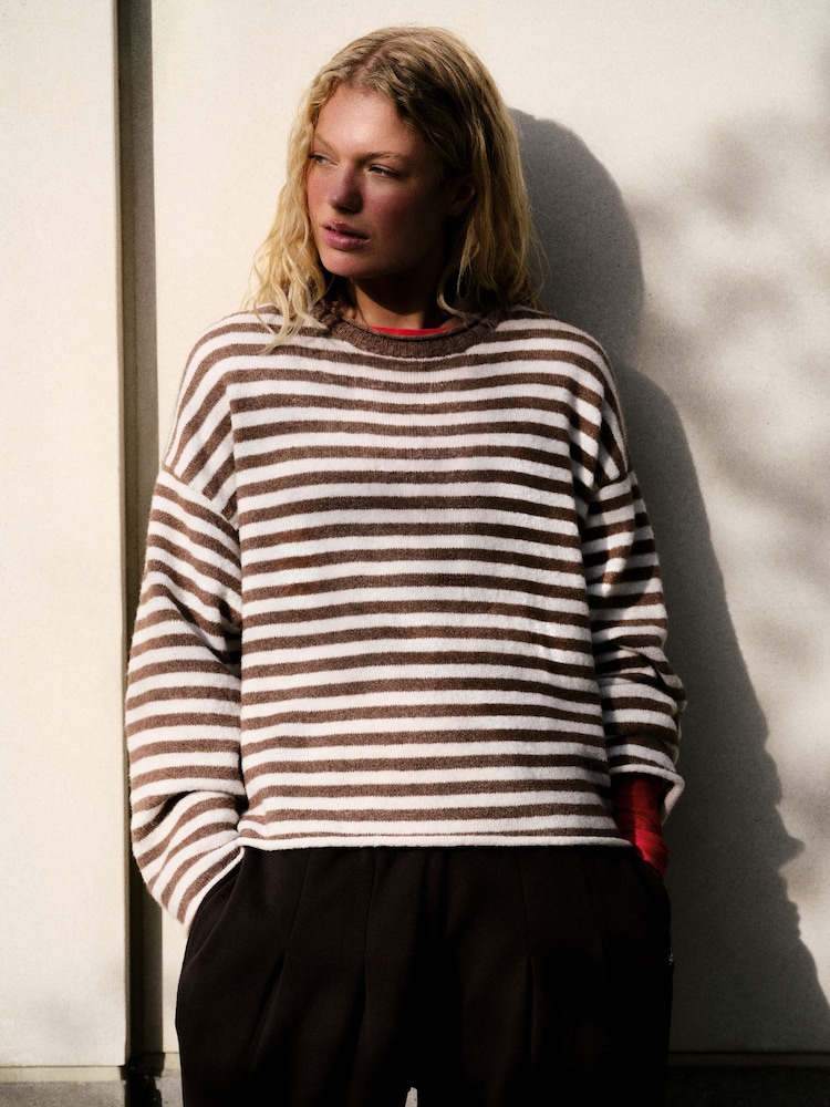 Шоколадно-коричневый в полоску - self. Knitted Jumper with Removable Scarf - Изображение 2 5 Шоколадно-коричневый в полоску - self. Knitted Jumper with Removable Scarf - Изображение 2 5