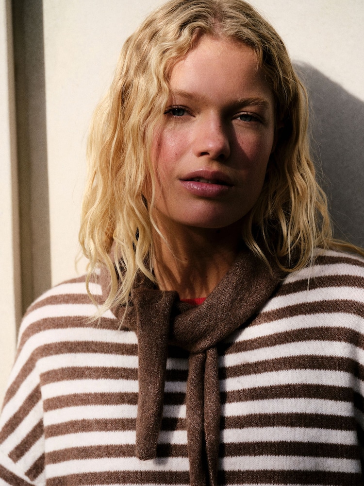 Шоколадно-коричневый в полоску - self. Knitted Jumper with Removable Scarf - Изображение 5 5 Шоколадно-коричневый в полоску - self. Knitted Jumper with Removable Scarf - Изображение 5 5