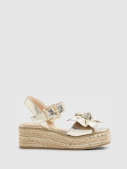 River Island Metalliväriset rusetti kiilakorkokengät sandaalit - Kuva 1 / 5