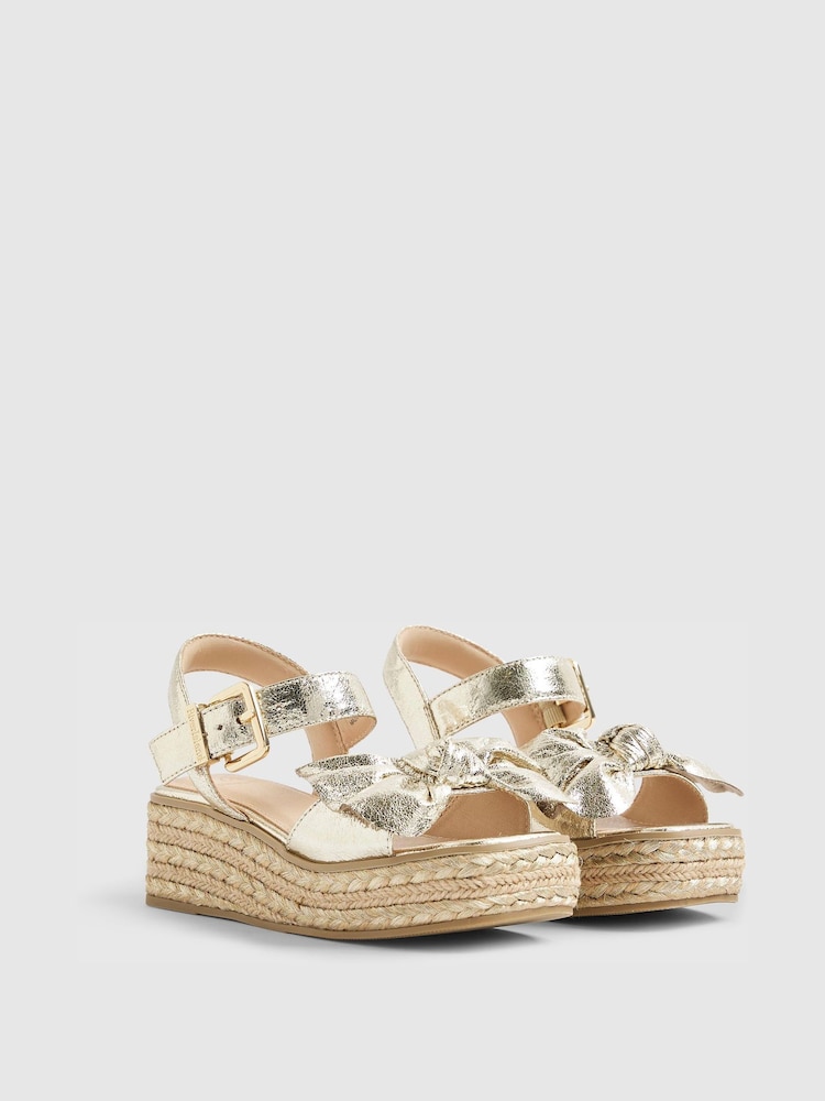 River Island Metalliväriset rusetti kiilakorkokengät sandaalit - Kuva 2 / 5