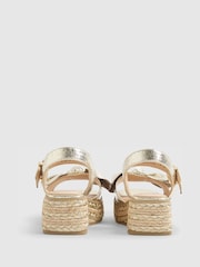 River Island Metalliväriset rusetti kiilakorkokengät sandaalit - Kuva 3 / 5