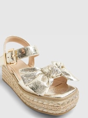 River Island Metalliväriset rusetti kiilakorkokengät sandaalit - Kuva 5 / 5