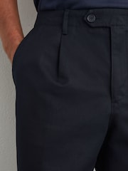 כחול כהה - Reiss מכנסי כותנה במרקם לא אחיד בגזרה נינוחה עם קפלים, דגם Look - תמונה 4 מתוך 6