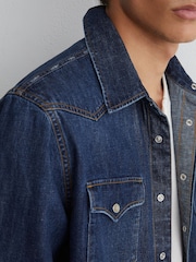Reiss Mountain Denim Western Regular-Fit Shirt - תמונה 5 מתוך 8