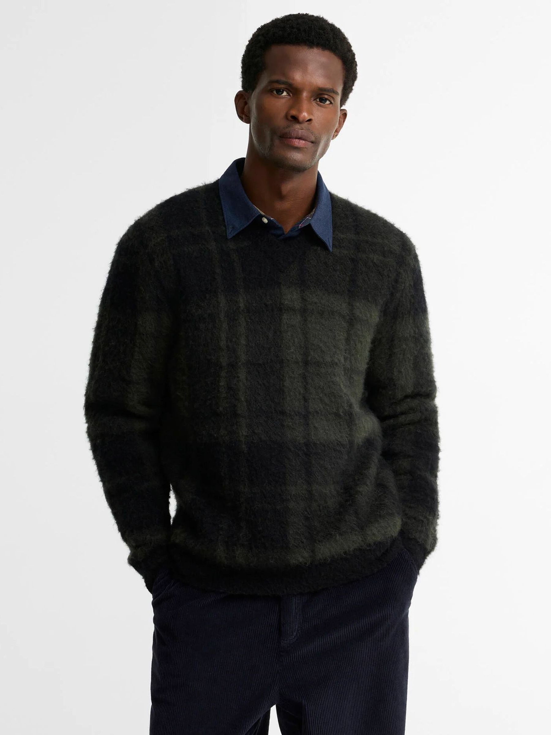 Barbour Men's Black Hunham Tartan V-Neck Knitted Jumper - Image 1