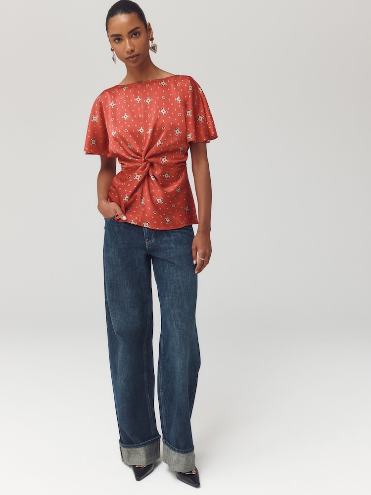 Red Foulard Print - Textured Satin Short Sleeve Twist Front Top - Larawan 2 ng 5 Red Foulard Print - Textured Satin Short Sleeve Twist Front Top - Larawan 2 ng 5