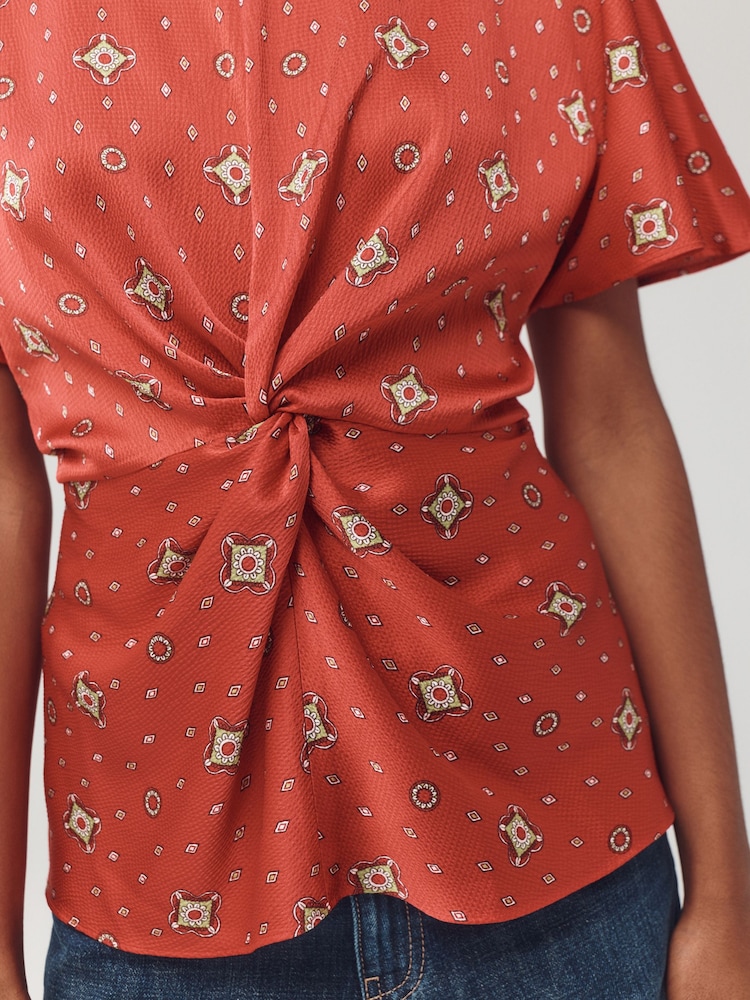 Red Foulard Print - Textured Satin Short Sleeve Twist Front Top - Larawan 5 ng 5 Red Foulard Print - Textured Satin Short Sleeve Twist Front Top - Larawan 5 ng 5