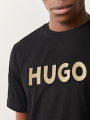 تيشرت Dulivio تلبيس قياسي مزين بشعار من HUGO - صورة 3 من 5