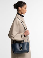 Bleu - ® Barbour mini sac fourre-tout en cuir en aulne - Image 2 de 7