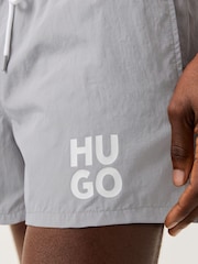Grau - HUGO Paolo Badeshorts mit gestapeltem Logo - Bild 3 von 5