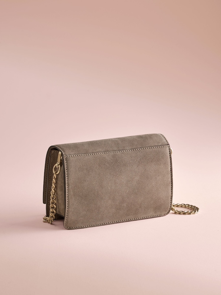 Σταχτί καφέ - B by Ted Baker Suede Chain Cross-Body Bag - Εικόνα 2 από 6 Σταχτί καφέ - B by Ted Baker Suede Chain Cross-Body Bag - Εικόνα 2 από 6