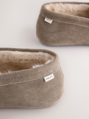 Gris - Moccasin Suede Fold-Over Fur Lined Slippers - Imagen 8 de 8