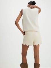 River Islandテーラード・フェイクレザー・スカロップエッジショーツ - 画像 3 / 4