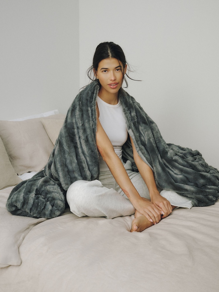Faux Fur Weighted Blanket - Bild 1 von 2 Faux Fur Weighted Blanket - Bild 1 von 2