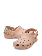 Crocs Classic Metallic Buckle Sandals - 画像 2 / 7