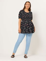 تونيك بملمس بارز وخصر مكشكش وقصة بيبلوم من Yours Curve - Image 2 of 4