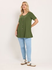 ירוק - Yours Curve חולצת טי סווינג עם כפתורים בחזית - תמונה 2 מתוך 5