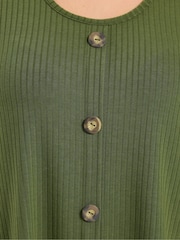 ירוק - Yours Curve חולצת טי סווינג עם כפתורים בחזית - תמונה 3 מתוך 5