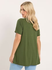 ירוק - Yours Curve חולצת טי סווינג עם כפתורים בחזית - תמונה 4 מתוך 5
