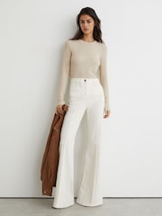 لون محايد بخيوط شاحبة - بلوزة Reiss Arabelle جيرسي بياقة مستديرة وأكمام طويلة - صورة 1 من 6