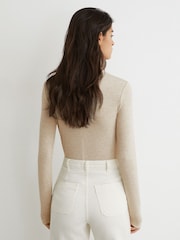 لون محايد بخيوط شاحبة - بلوزة Reiss Arabelle جيرسي بياقة مستديرة وأكمام طويلة - صورة 5 من 6