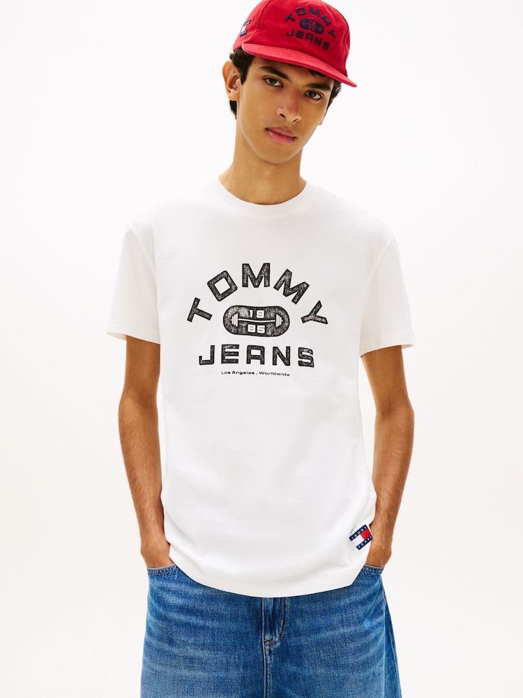 לבן - Tommy Jeans Graphic Crew Neck Jersey T-Shirt - תמונה 1 מתוך 5