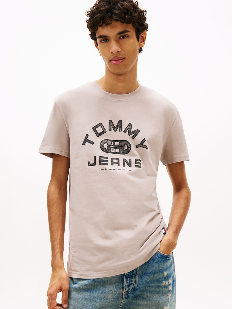 חום - Tommy Jeans Graphic Crew Neck Jersey T-Shirt - תמונה 1 מתוך 5
