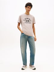 חום - Tommy Jeans Graphic Crew Neck Jersey T-Shirt - תמונה 2 מתוך 5