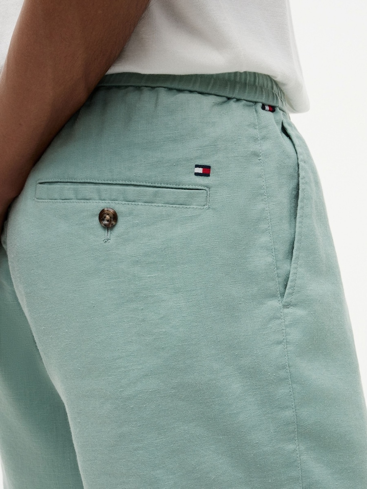 Grün - Tommy Hilfiger Dover Linen Blend 8" Inseam Chino Shorts - Bild 4 von 4