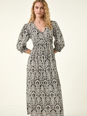 فستان متوسط الطول بياقة حرف V مُزيّن بطبعة تجريدية من Roman - Image 1 of 5