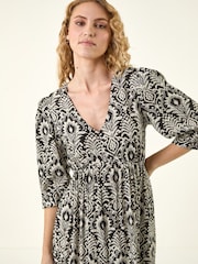 فستان متوسط الطول بياقة حرف V مُزيّن بطبعة تجريدية من Roman - Image 4 of 5