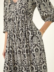 فستان متوسط الطول بياقة حرف V مُزيّن بطبعة تجريدية من Roman - Image 5 of 5