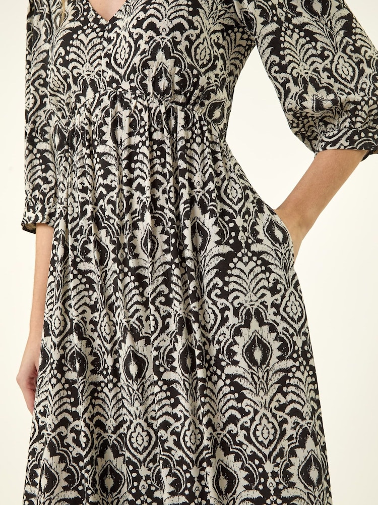 فستان متوسط الطول بياقة حرف V مُزيّن بطبعة تجريدية من Roman - Image 5 of 5