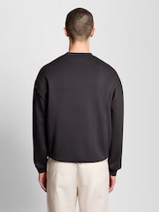 Lyle & Scott סווטשירט אינטלוק בגזרה נינוחה עם צווארון עגול - תמונה 4 מתוך 6