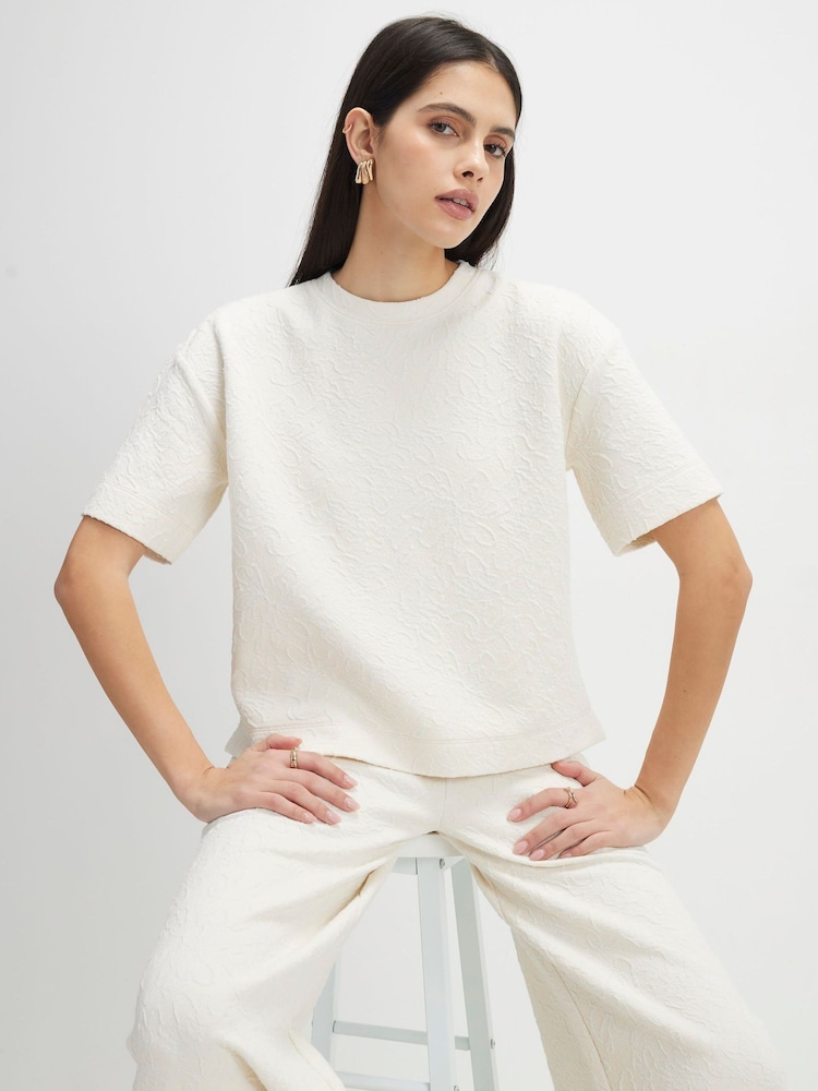 تيشرت بكم قصير من جاكار بتصميم واسع من River Island - صورة 1 من 4 تيشرت بكم قصير من جاكار بتصميم واسع من River Island - صورة 1 من 4