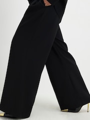 بنطلون بأرجل واسعة تفصيل مخصص للأحجام الصغيرة من River Island - صورة 4 من 4