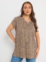 Yours Curve All Over Print Stud Pocket T-Shirt - תמונה 1 מתוך 5