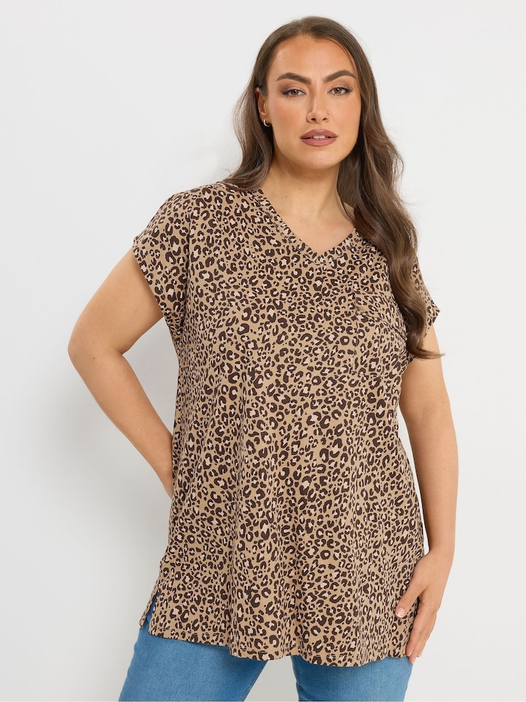 Yours Curve All Over Print Stud Pocket T-Shirt - תמונה 1 מתוך 5