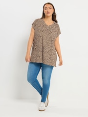 Yours Curve All Over Print Stud Pocket T-Shirt - תמונה 2 מתוך 5