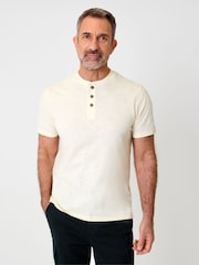 بيج فاتح - تيشرت بياقة صغيرة مصنوع من قطن ناعم من Saltwell - Image 1 of 4