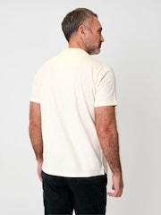 بيج فاتح - تيشرت بياقة صغيرة مصنوع من قطن ناعم من Saltwell - Image 2 of 4