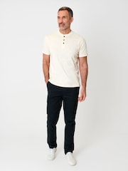 بيج فاتح - تيشرت بياقة صغيرة مصنوع من قطن ناعم من Saltwell - Image 3 of 4