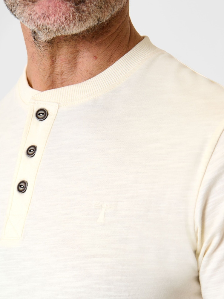 بيج فاتح - تيشرت بياقة صغيرة مصنوع من قطن ناعم من Saltwell - Image 4 of 4