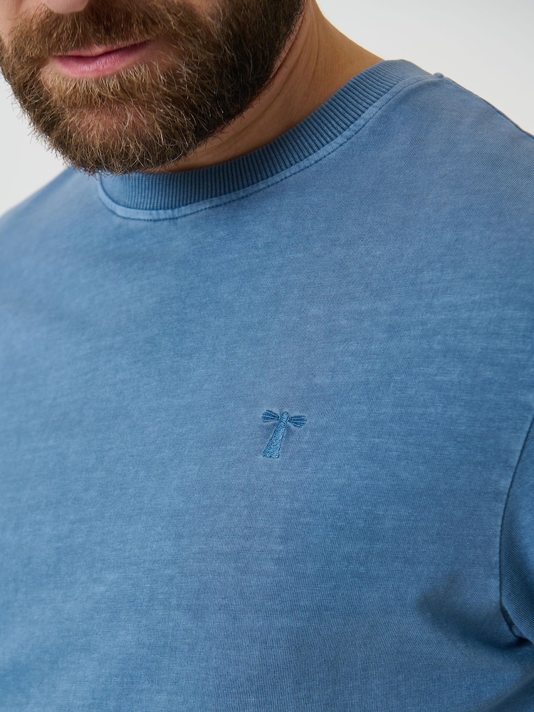 أزرق - تيشرت صباغة بعد التفصيل قطن جيرسي مع ياقة بحافة مستديرة من Saltwell - صورة 5 من 5