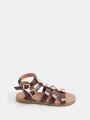 بني - صندل مقاس واسع بتصميم قرص مطروق Gladiator من Yours Curve - Image 2 of 5