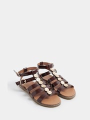 بني - صندل مقاس واسع بتصميم قرص مطروق Gladiator من Yours Curve - Image 3 of 5